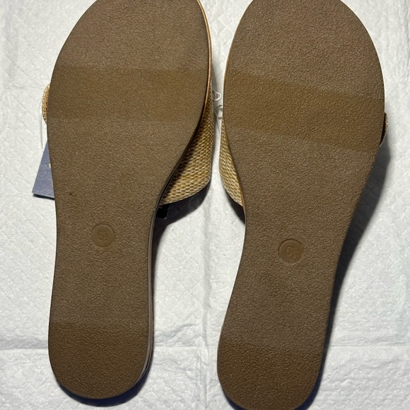 Universal Thread Tan Sandals with Gold Shell Accents - Picture 4 of 5